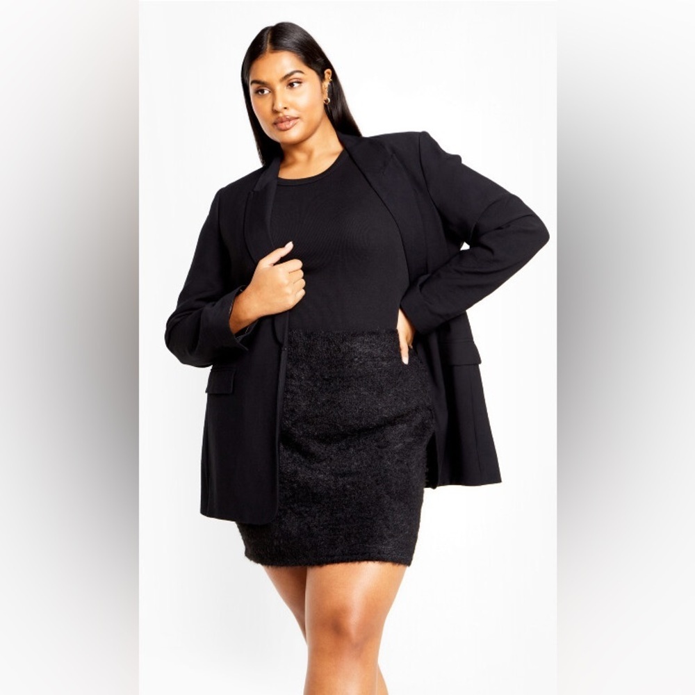 City Chic Fluffy Skirt - black                     Size L/20
New!
